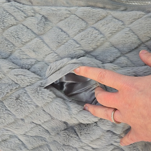 Carmen Marc Valvo Gray Faux Fur Vest Medium NWT - Picture 3 of 6